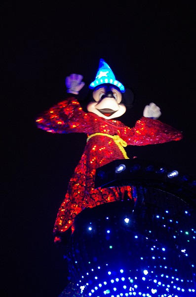 Mickey Waving Good bye in HKDL Paint the Night Parade
